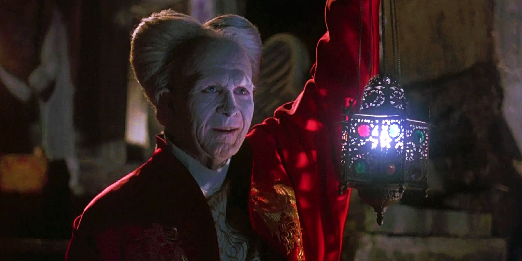 Dracula levant une lampe dans Dracula de Bram Stoker