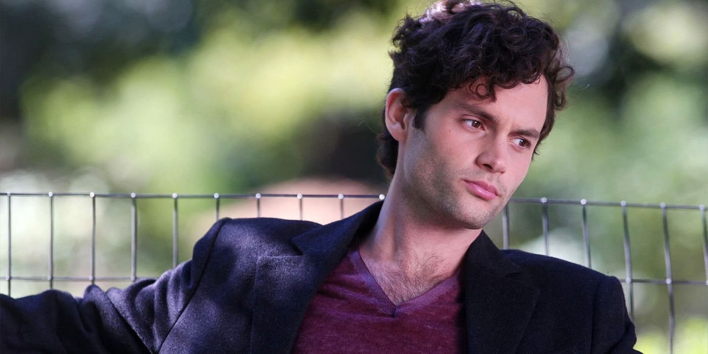 Penn Badgley dans le rôle de Dan assis sur un banc dans un parc dans Gossip Girl.