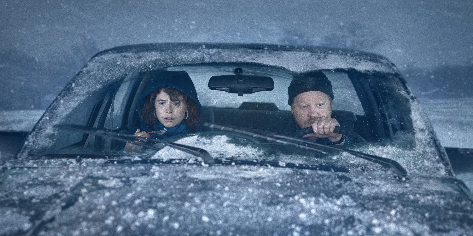 Lucy et Jake conduisent dans la tempête de neige pour se rendre à la ferme de ses parents.