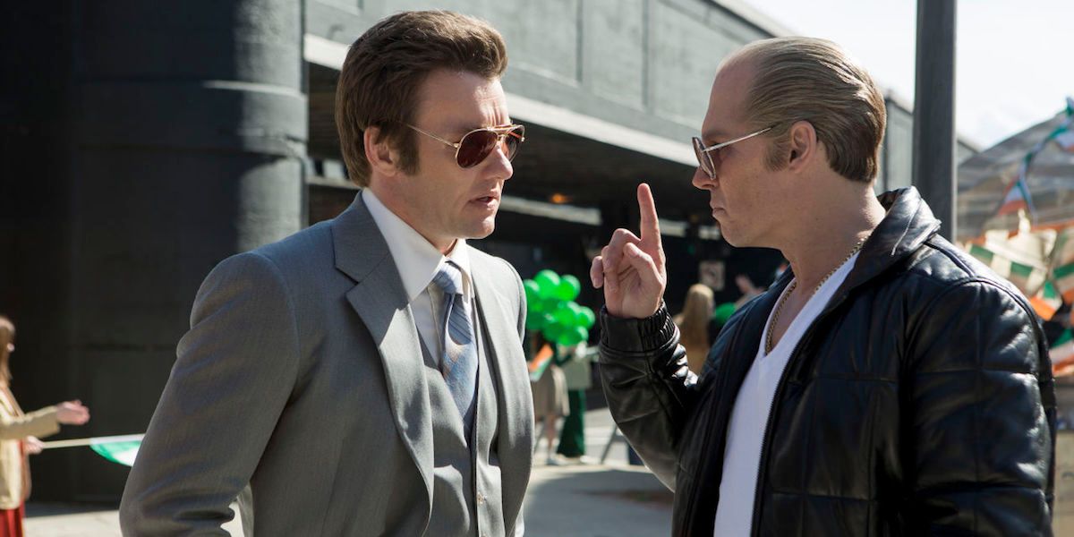 Johnny Depp pointe du doigt Joel Egerton dans Black Mass
