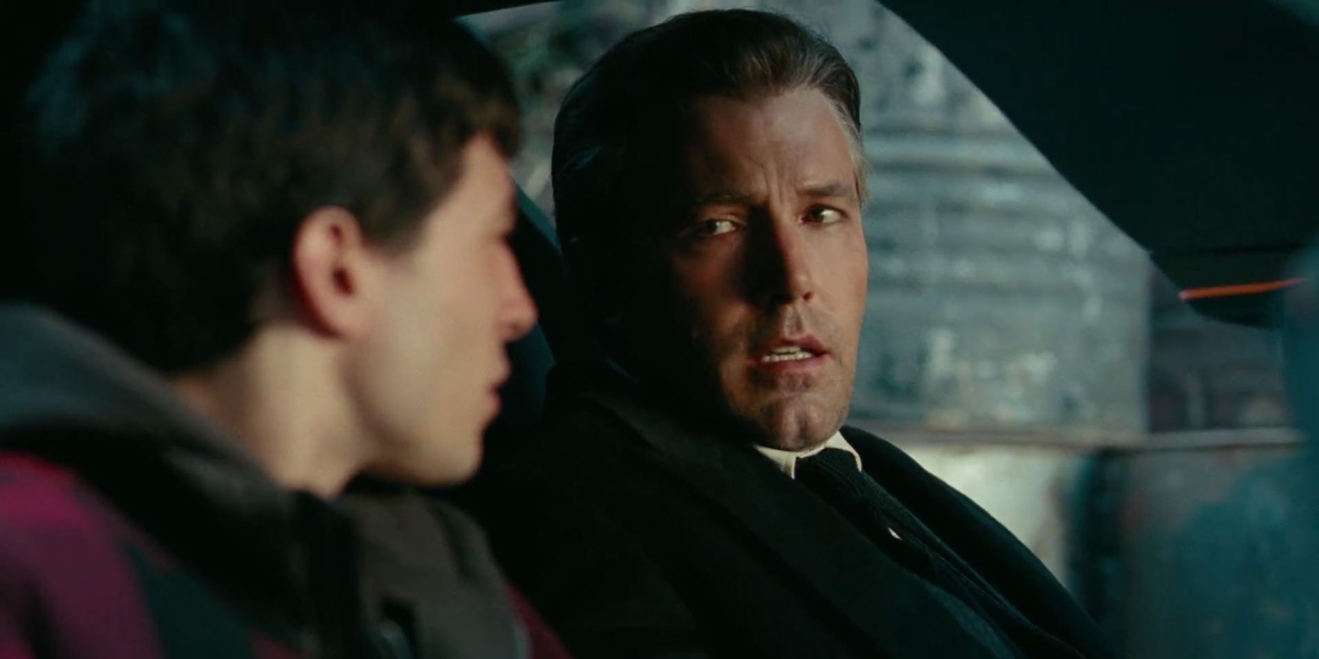 Bruce Wayne parle à Barry Allen