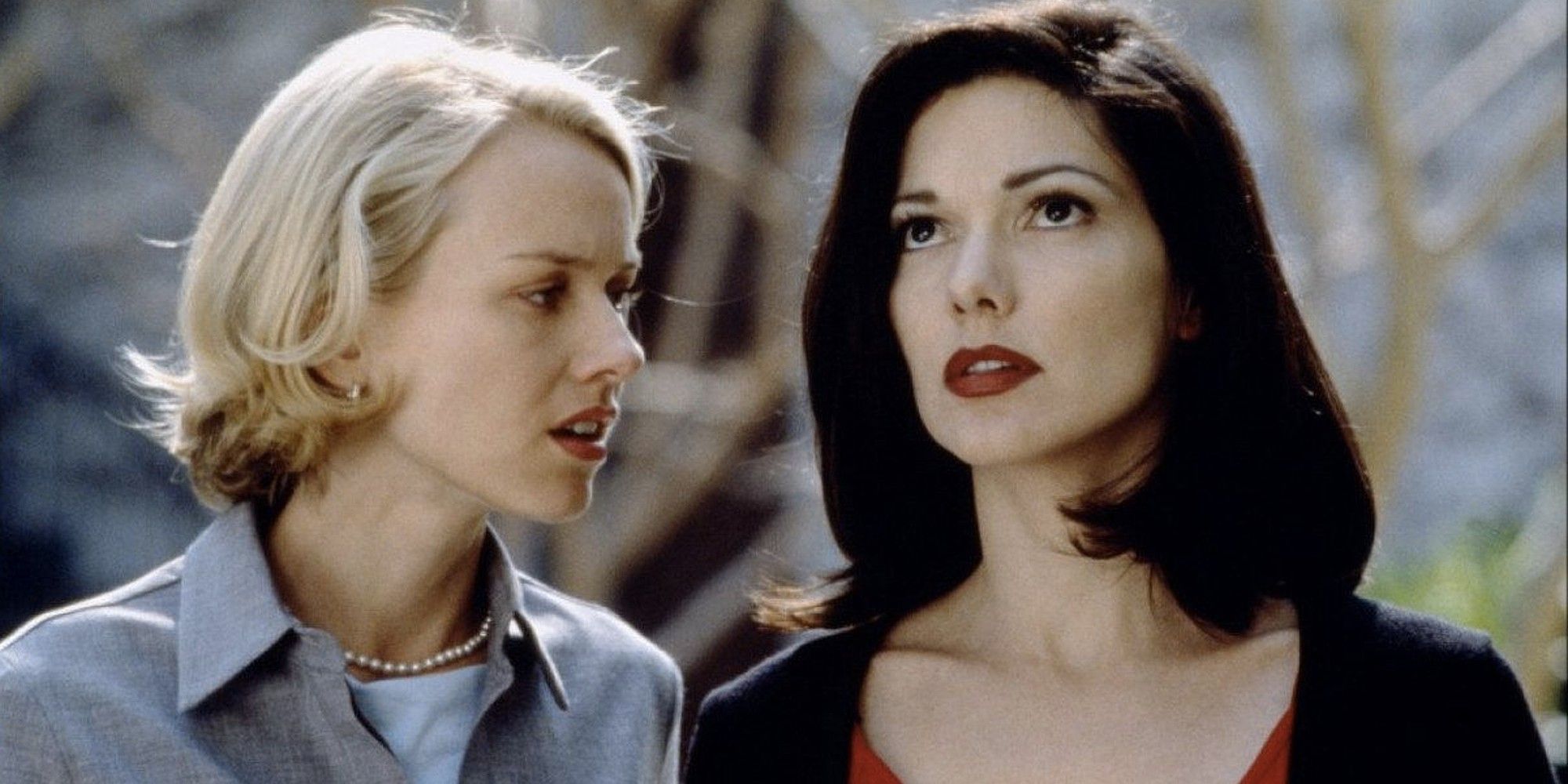 Naomi Watts dans le rôle de Betty Elms parlant à Laura Harring dans le rôle de Rita dans 
