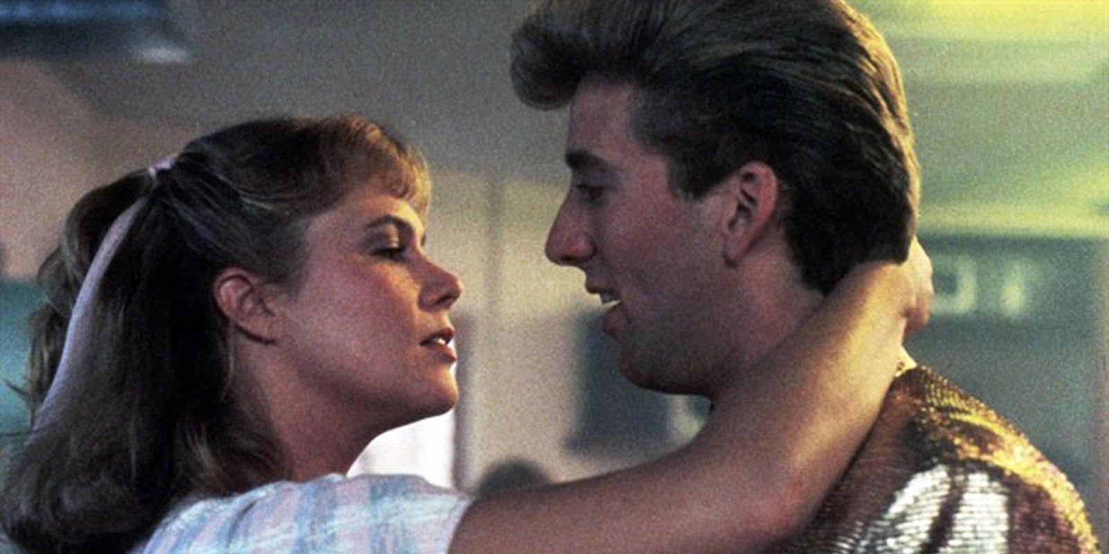Kathleen Turner embrasse Nicolas Cage dans Peggy Sue s'est mariée