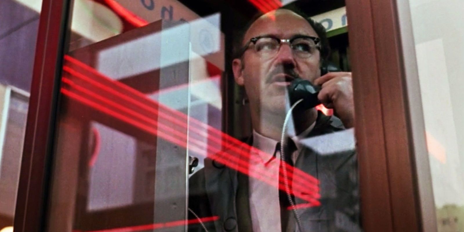 Gene Hackman dans une cabine téléphonique dans The Conversation