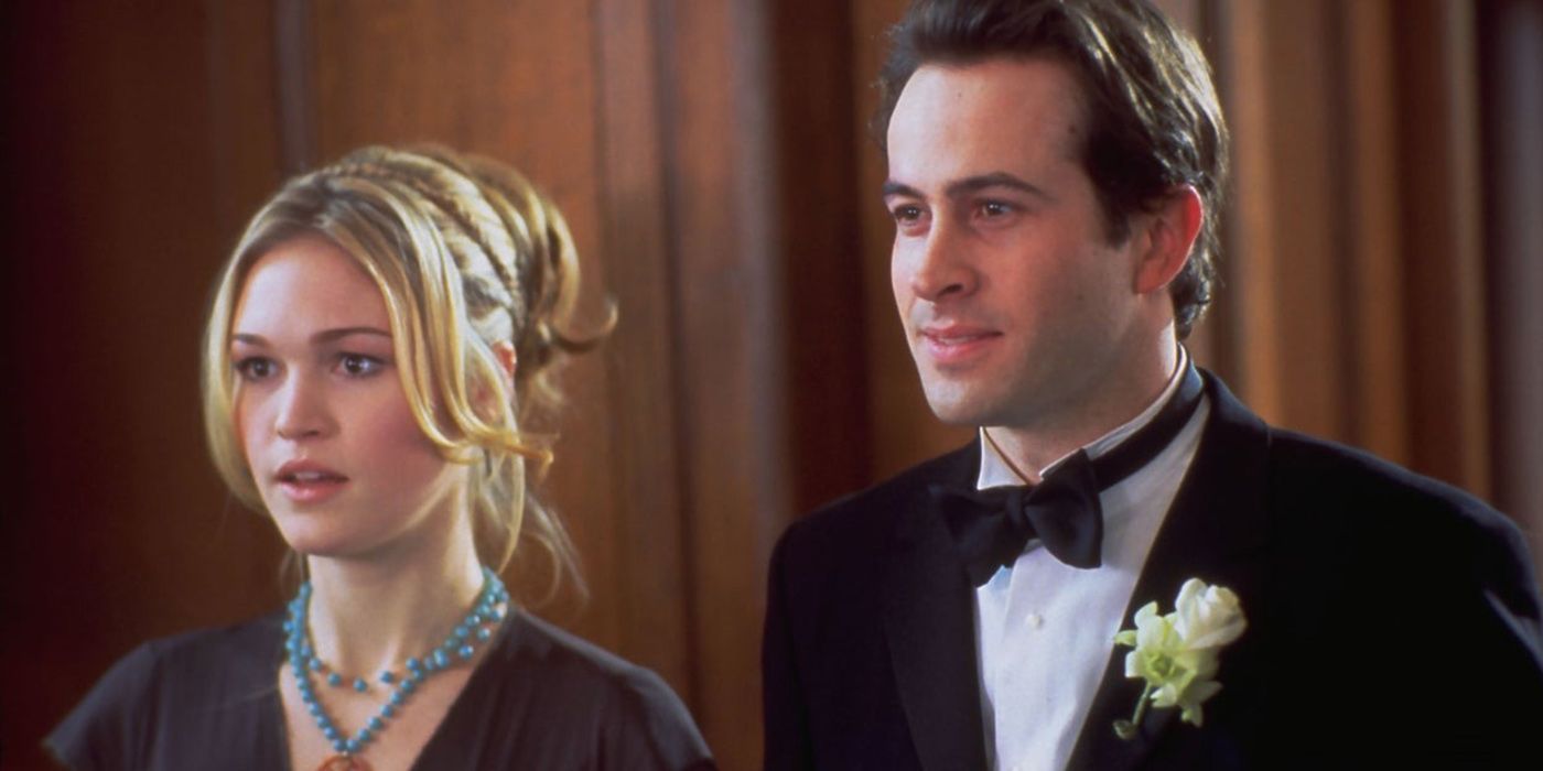 Julie Stiles et Jason Lee debout ensemble, habillés en A Guy Thing.