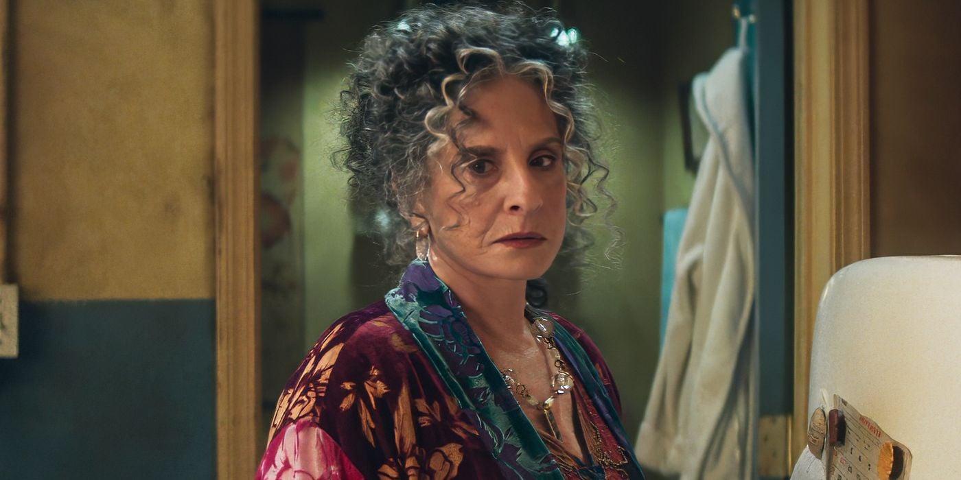 Patti LuPone regarde le côté avec inquiétude