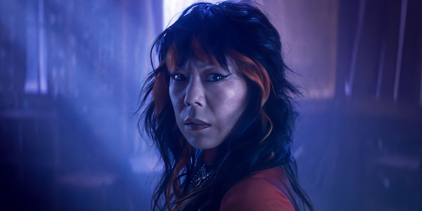 Ali Ahn regarde par-dessus son épaule avec inquiétude 