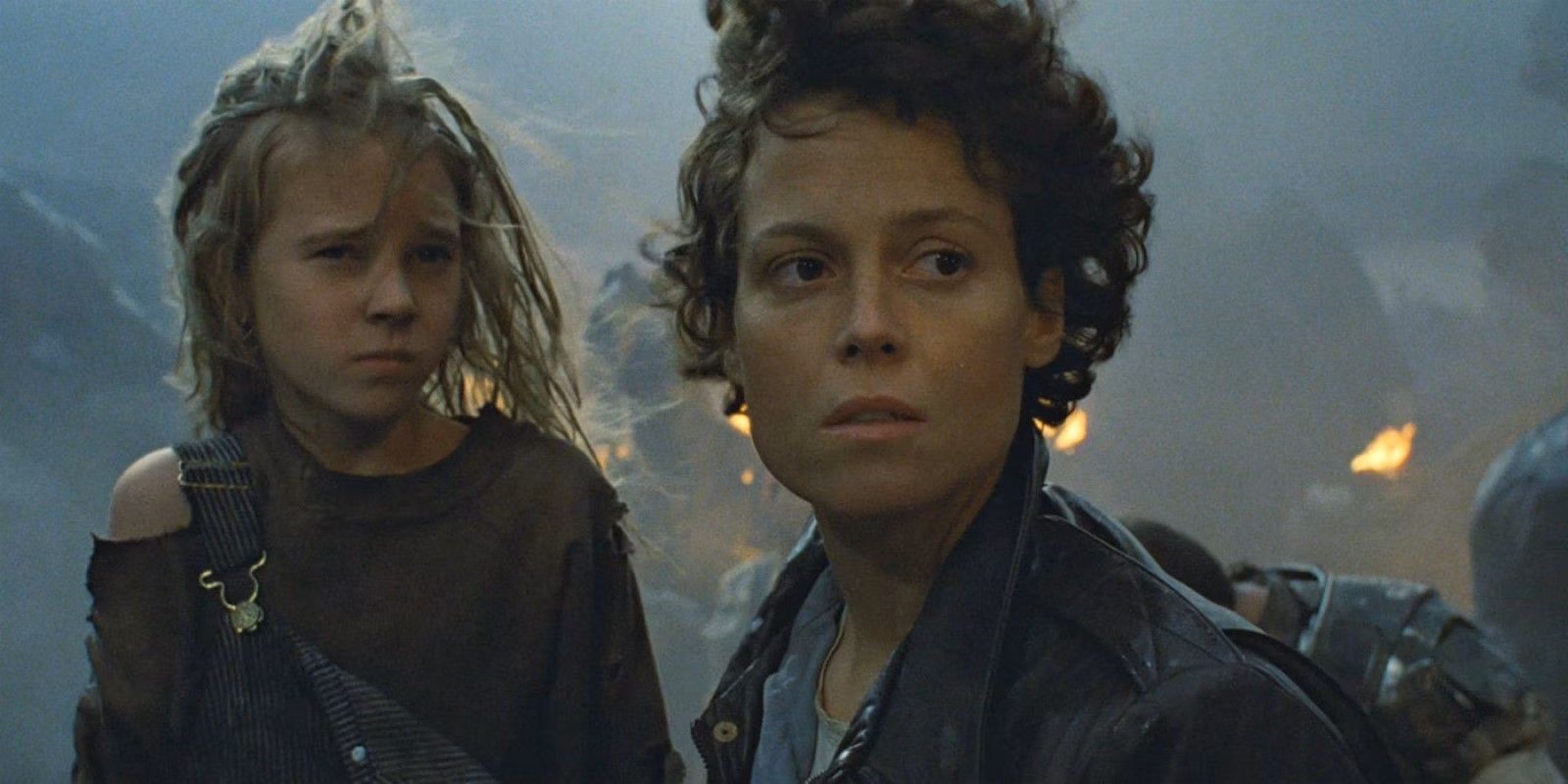 Newt (Carrie Henn) et Ellen Ripley (Sigourney Weaver) regardent au loin dans Aliens