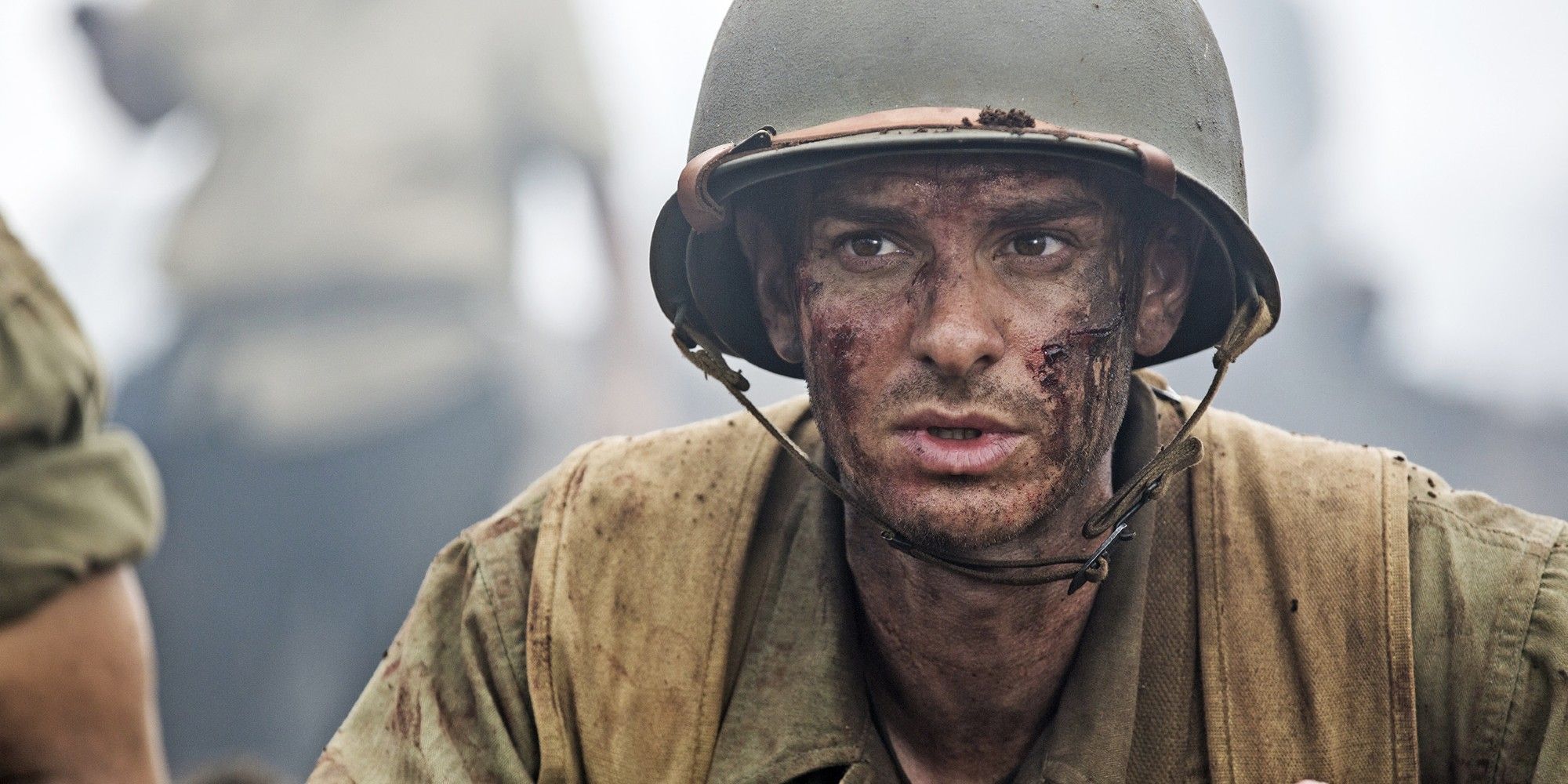 Un Desmond Doss (Andrew Garfield) blessé sur le champ de bataille dans « Hacksaw Ridge ».