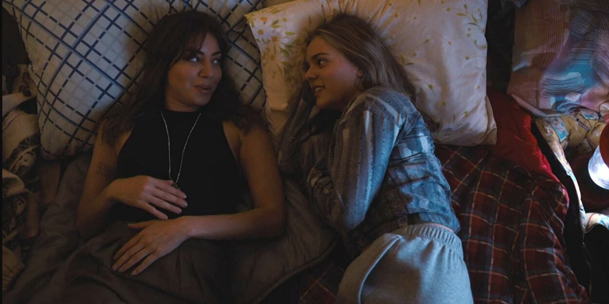 Aubrey Plaza, dans le rôle d'Elliott plus âgé, et Maisy Stella, dans le rôle d'Elliott plus jeune, sont allongées au lit ensemble dans My Old Ass