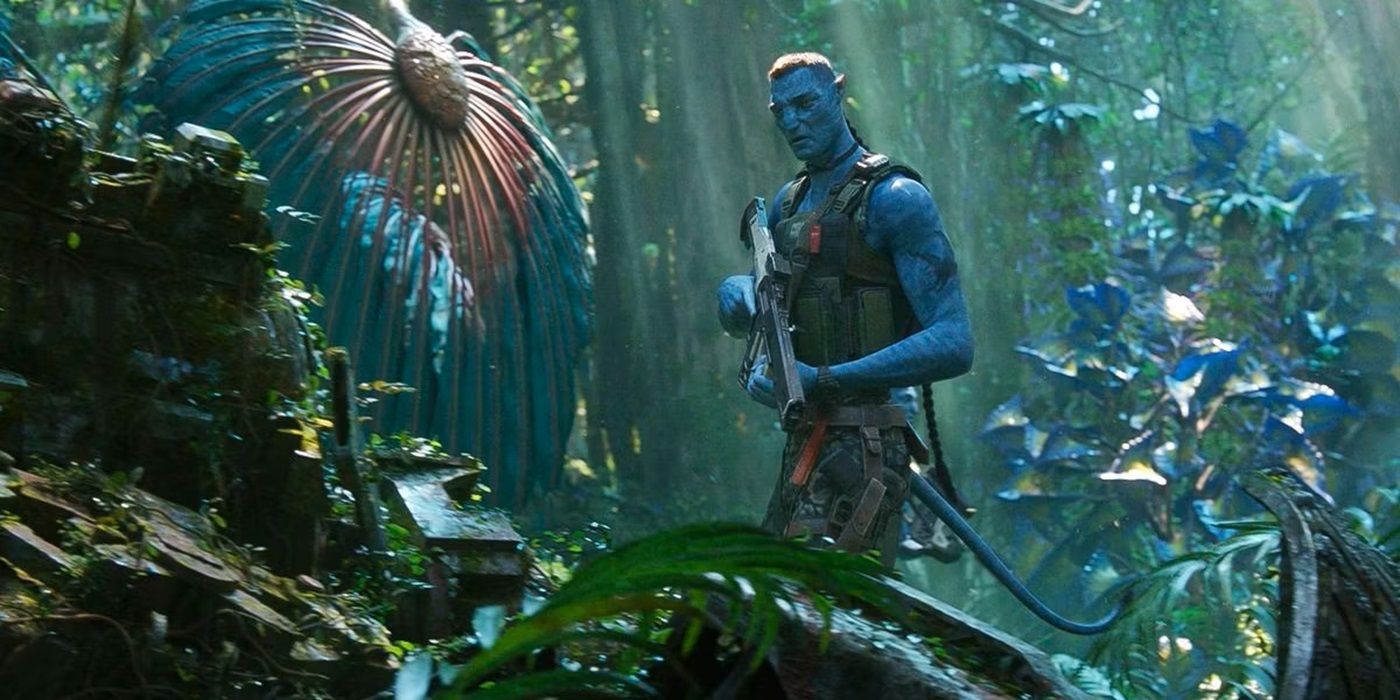 Stephen Lang dans le rôle du colonel Quaritch dans son avatar Na'vi debout dans une forêt dans Avatar : La Voie de l'Eau