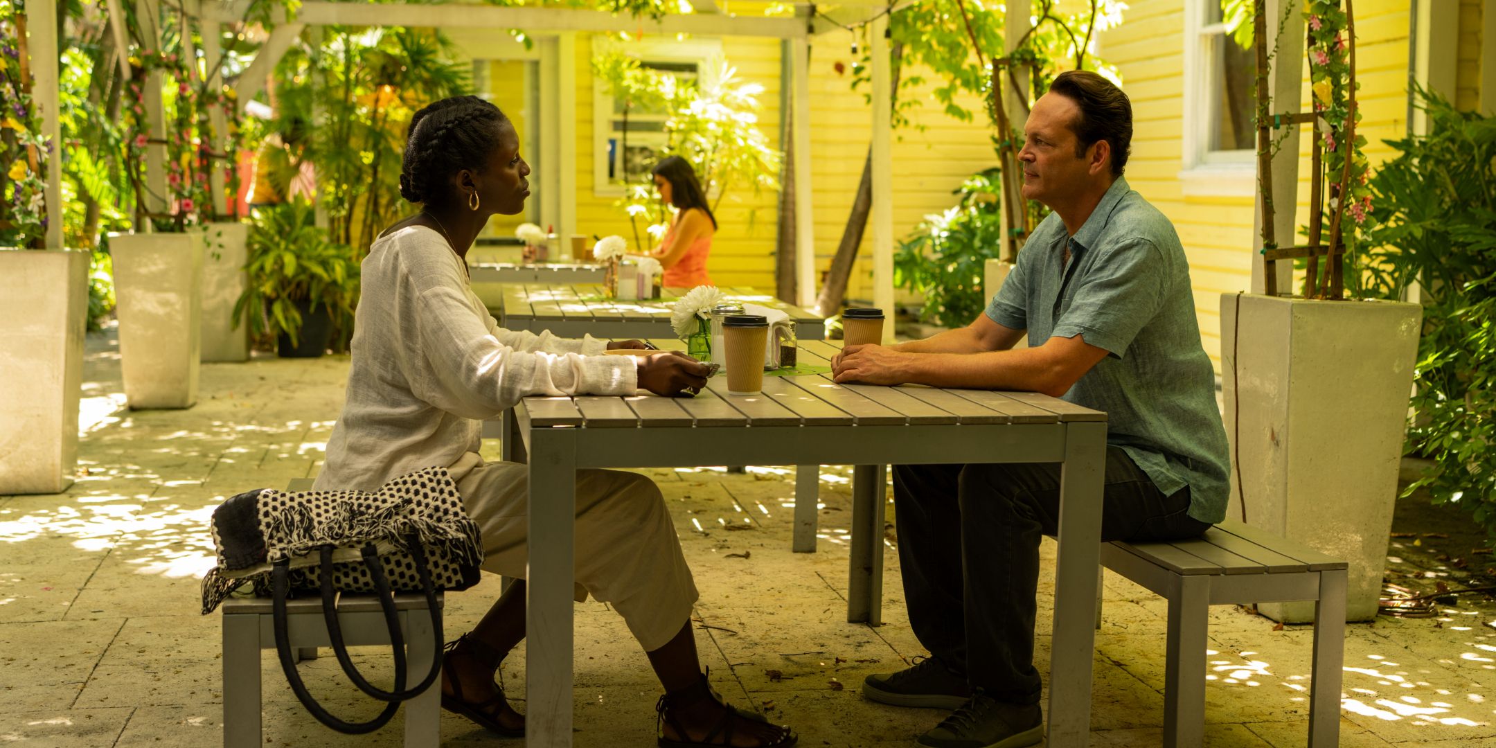 Jodie Turner-Smith dans le rôle de la Reine des Dragons et Vince Vaughn dans celui de Yancy dans Bad Monkey S1E8