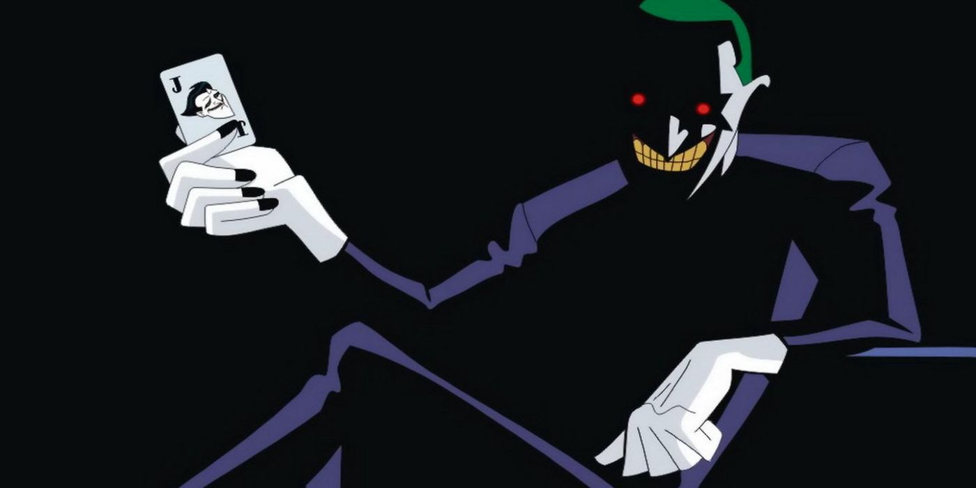 Batman Beyond Return of the Joker Le Joker brandit une carte à jouer au Joker dans une pièce sombre
