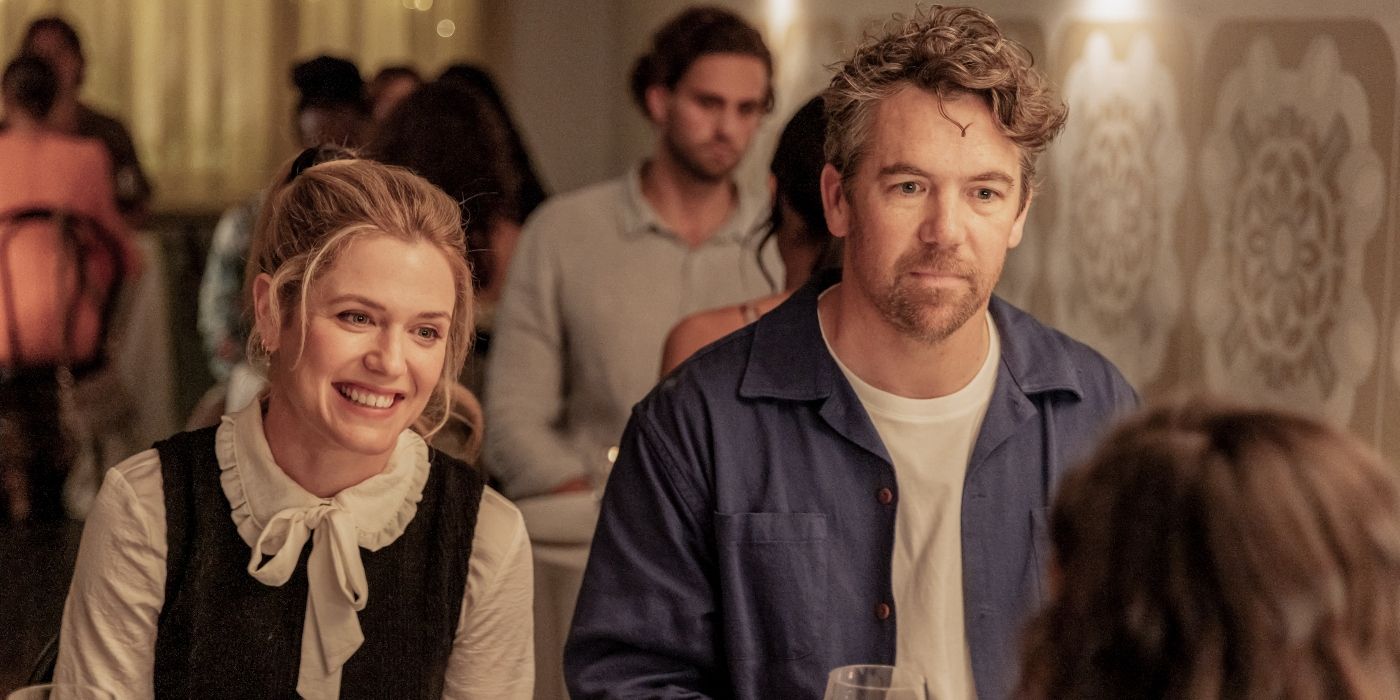 Patrick Brammall et Harriet Dyer lors d'un dîner dans Colin From Accounts Saison 2 Épisode 4
