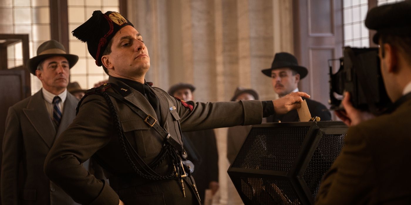 Luca Marinelli dans le rôle de Mussolini dans M. Le Fils du Siècle 