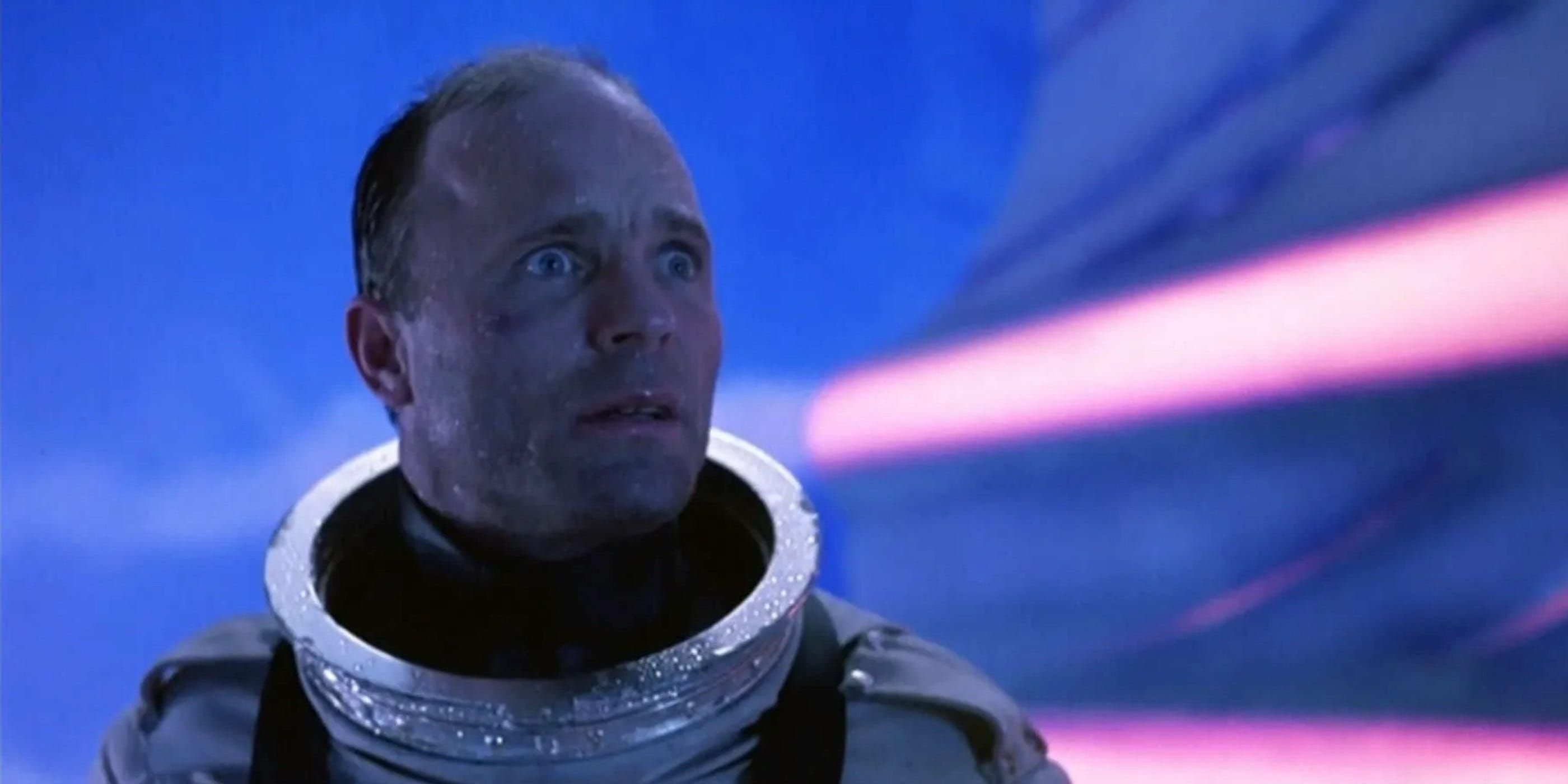 Ed Harris Avec un regard de terreur sur son visage dans The Abyss