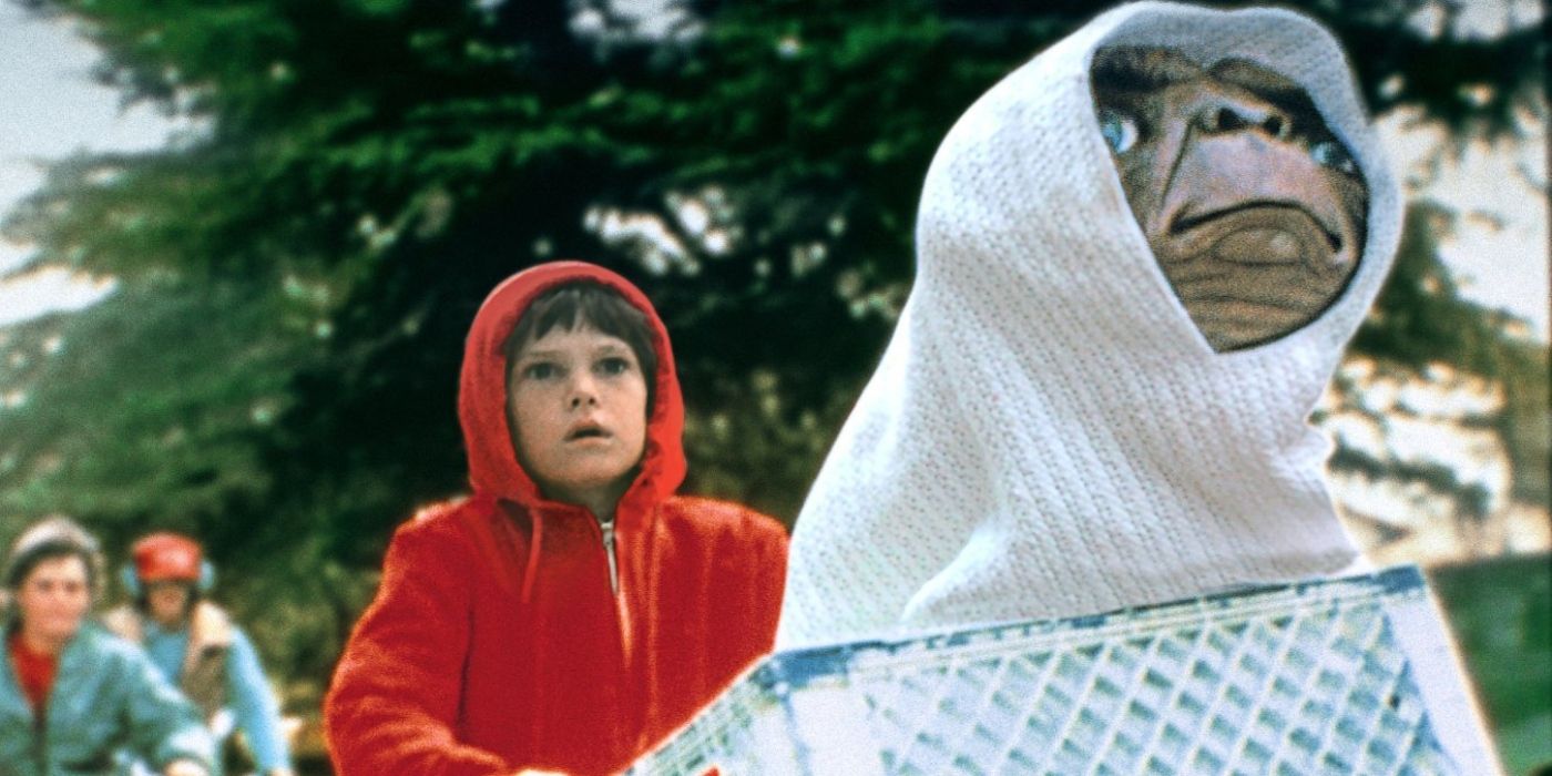 Henry Thomas dans le rôle d'Elliott avec ET dans son panier de vélo dans ET l'extraterrestre