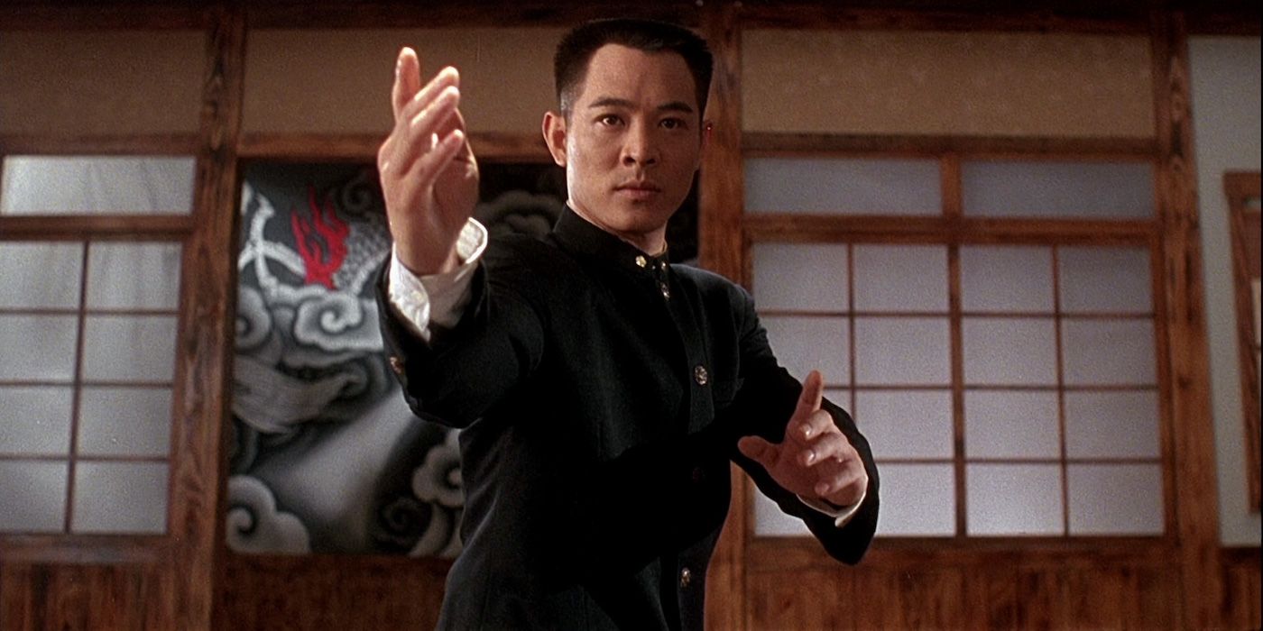 Jet Li dans le rôle de Chen Zhen prêt à se battre dans Fist of Legend