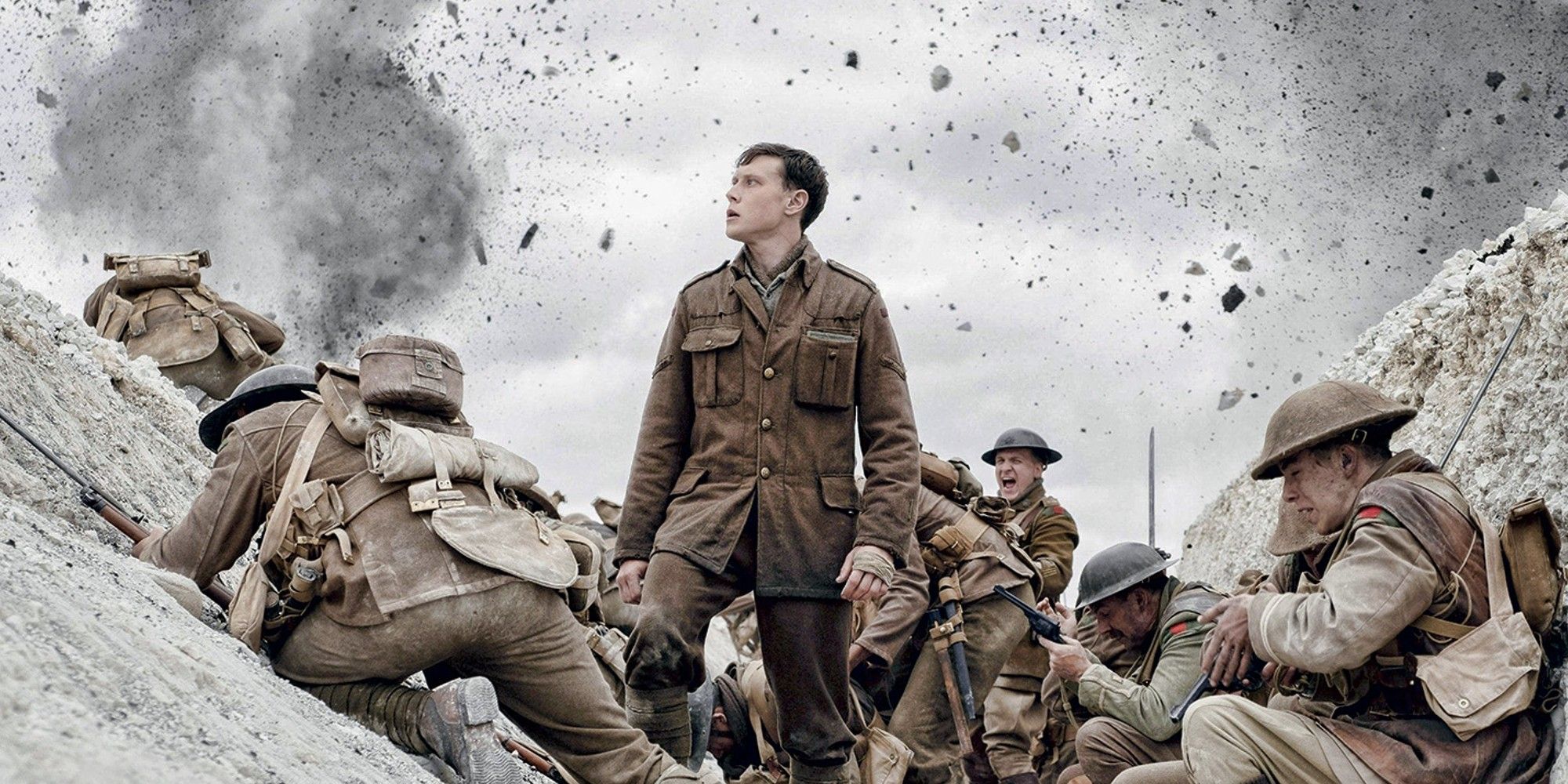 George MacKay dans le rôle du caporal Schofield dans une tranchée en train de regarder vers le haut dans « 1917 »