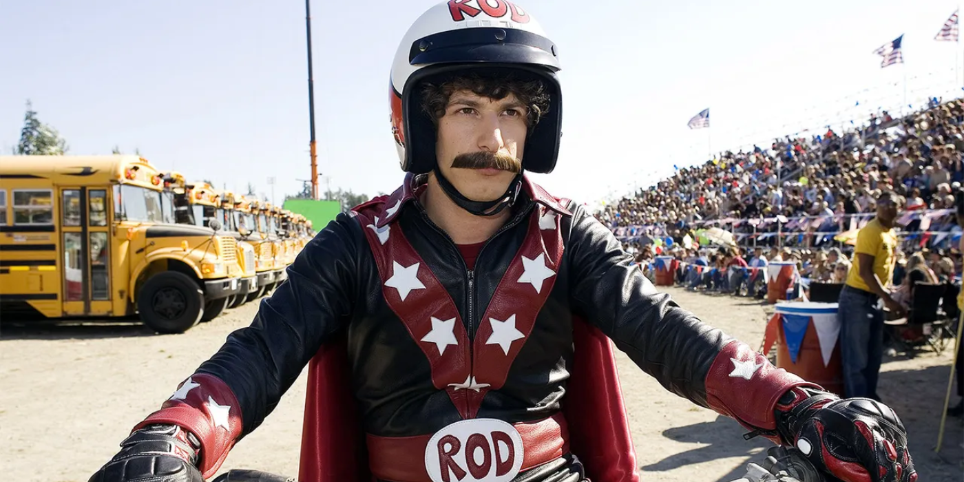 Andy Samberg dans le rôle de Rod Kimble sur le point de sauter 15 bus scolaires sur une moto tout-terrain dans Hot Rod