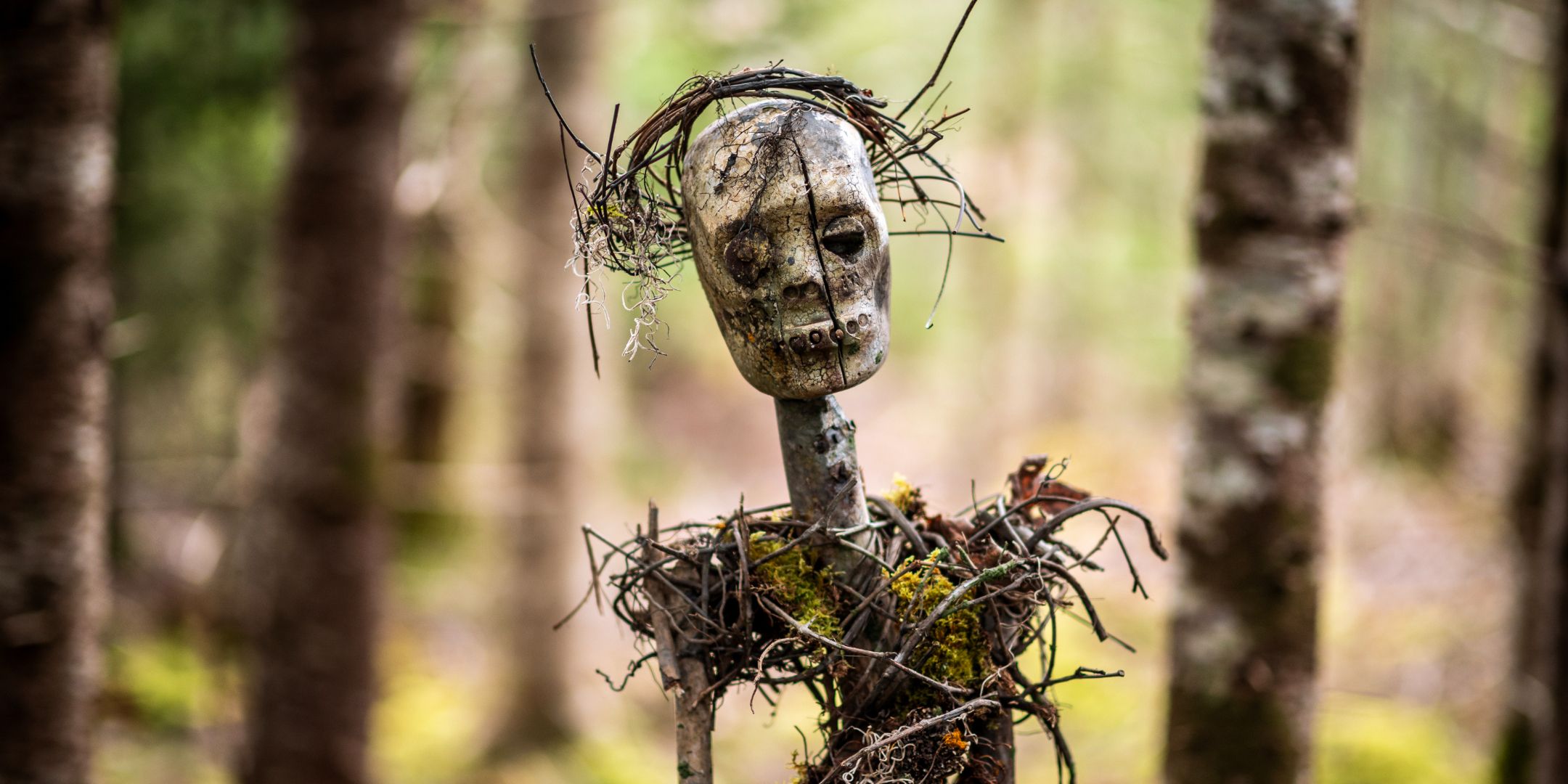 Statues effrayantes dans l'épisode 1 de la saison 3 de From