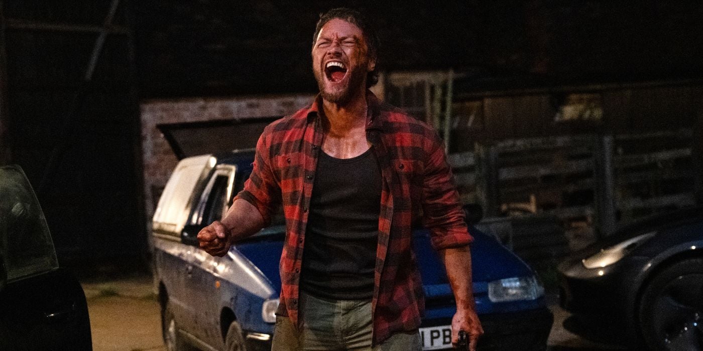 James McAvoy dans le rôle de Paddy criant dehors devant une voiture bleue garée dans Speak No Evil.