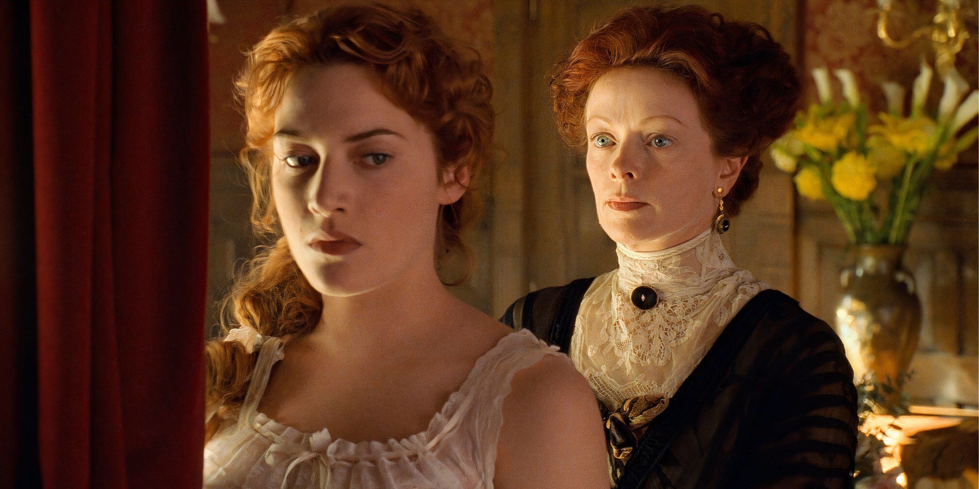 Kate Winslet debout, dos à Frances Fisher, alors qu'elle ajuste son corset dans Titanic (1997)