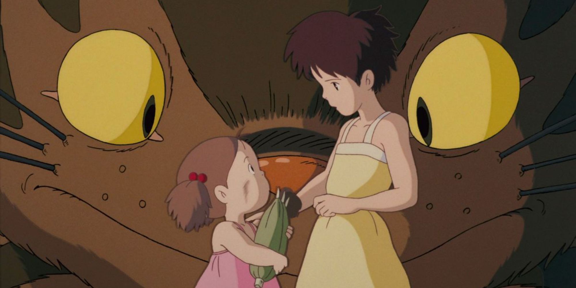 Mei Kusakabe et Satsuki discutent tandis qu'une créature géante ressemblant à un chat se tient derrière elles dans Mon voisin Totoro