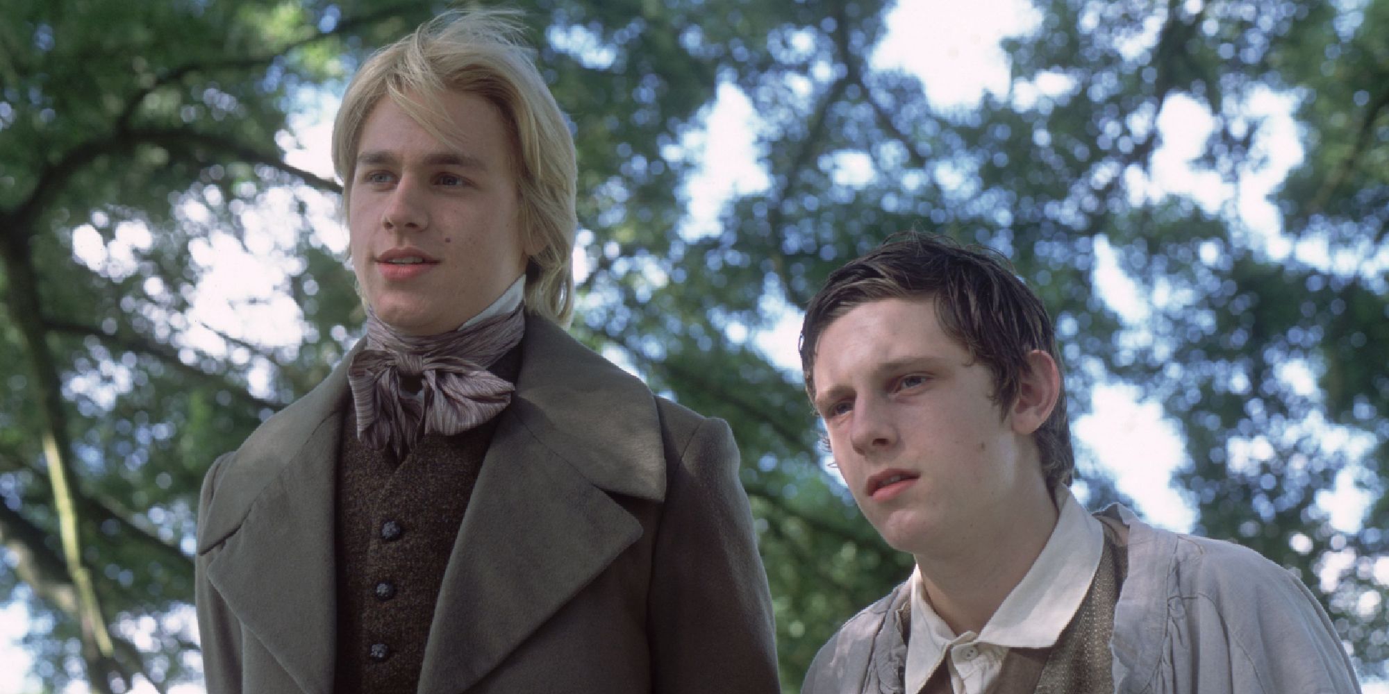 Charlie Hunnam dans le rôle de Nicholas et Jamie Bell dans le rôle de Smike dans Nicholas Nickleby