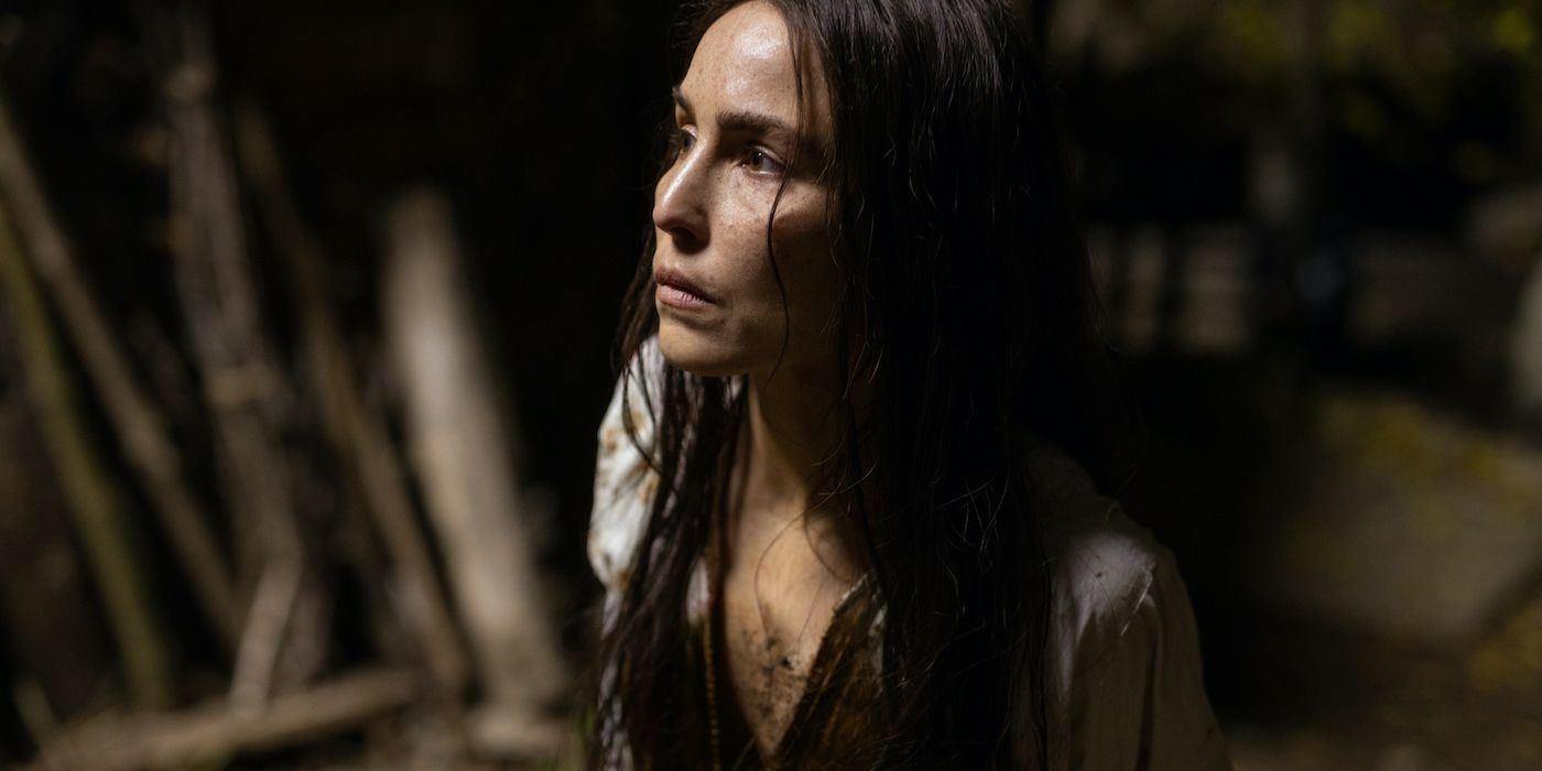 Une femme effrayée regardant au loin dans You Won't Be Alone