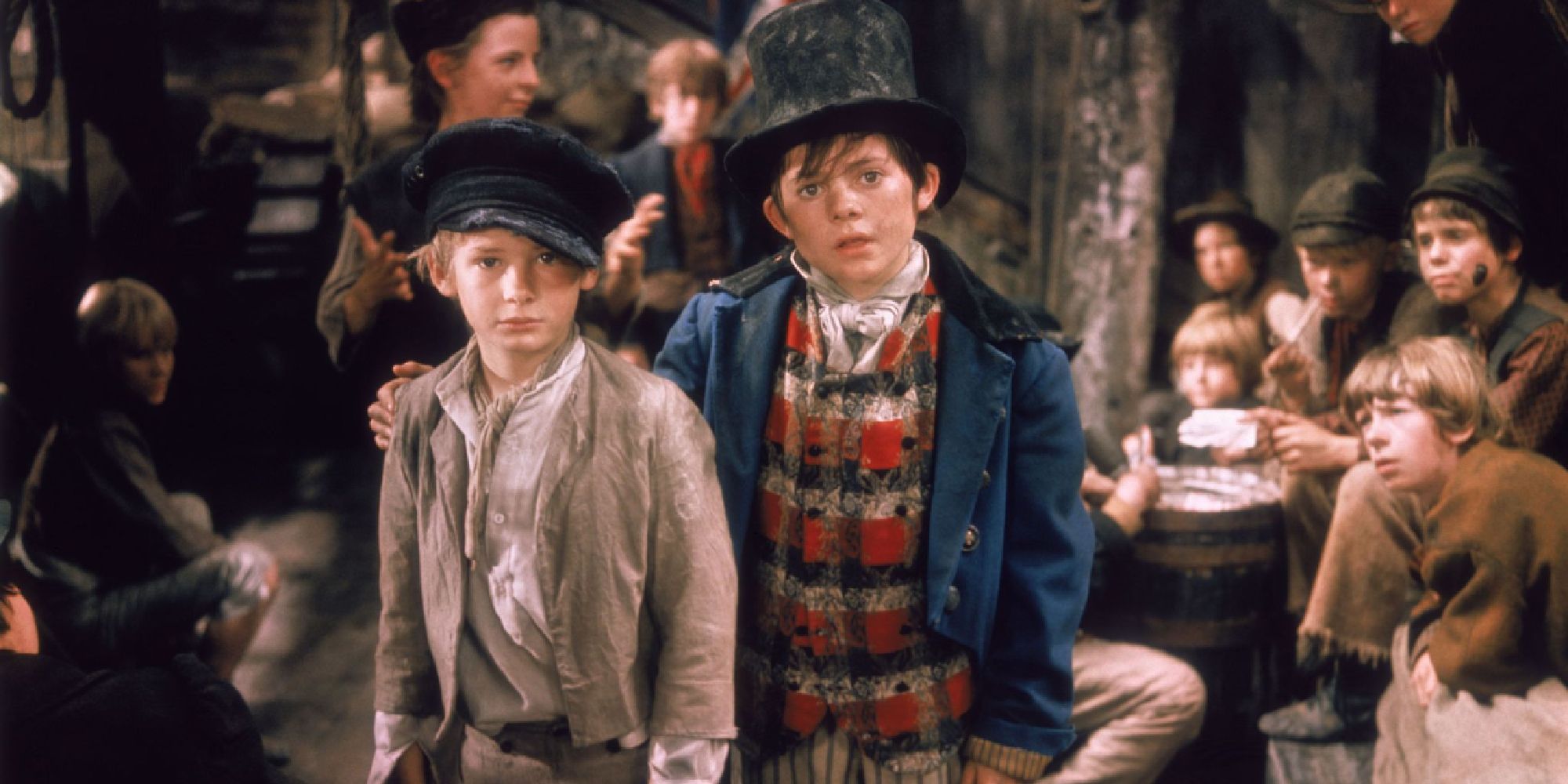 Oliver (Mark Lester et The Artful Dodger (Jack Wild) avec des expressions pleines d'espoir dans le film Oliver !