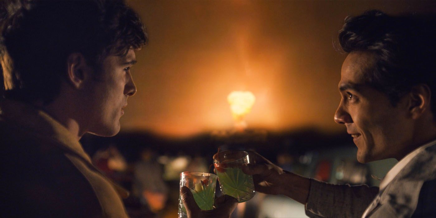 Diego Calva et Jacob Elordi se regardent dans une scène de On Swift Horses
