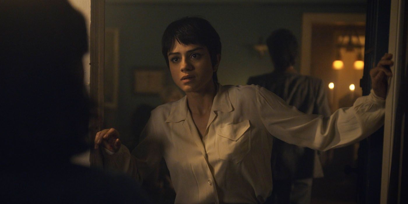 Sasha Calle se tient sur le pas de la porte de sa maison dans une scène de On Swift Horses