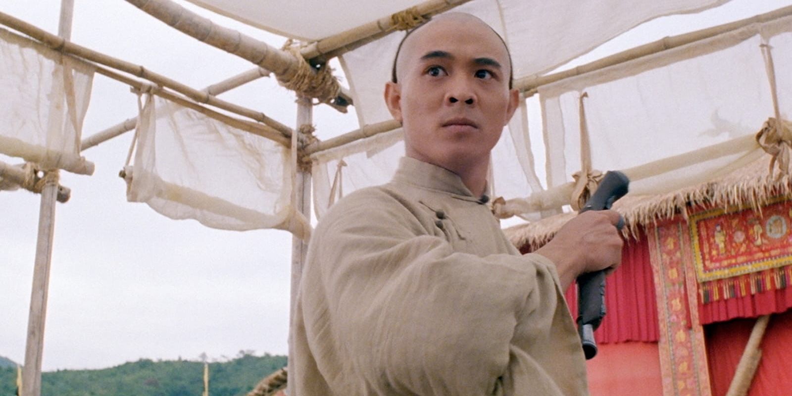Wong Fei-hung (Jet Li) s'empare d'une arme en pleine bagarre dans Once Upon a Time in China
