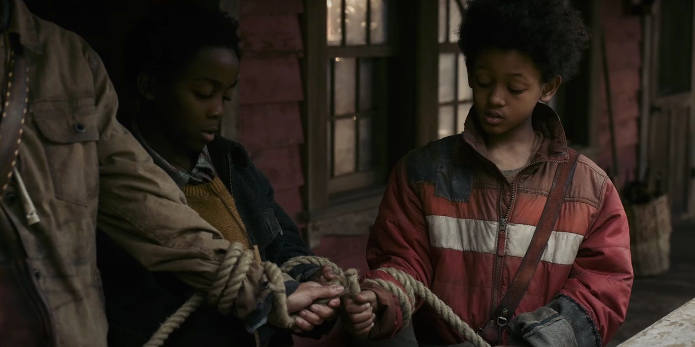 Percy Daggs IV et Anthony B. Jenkins, attachant une corde, dans Never Let Go