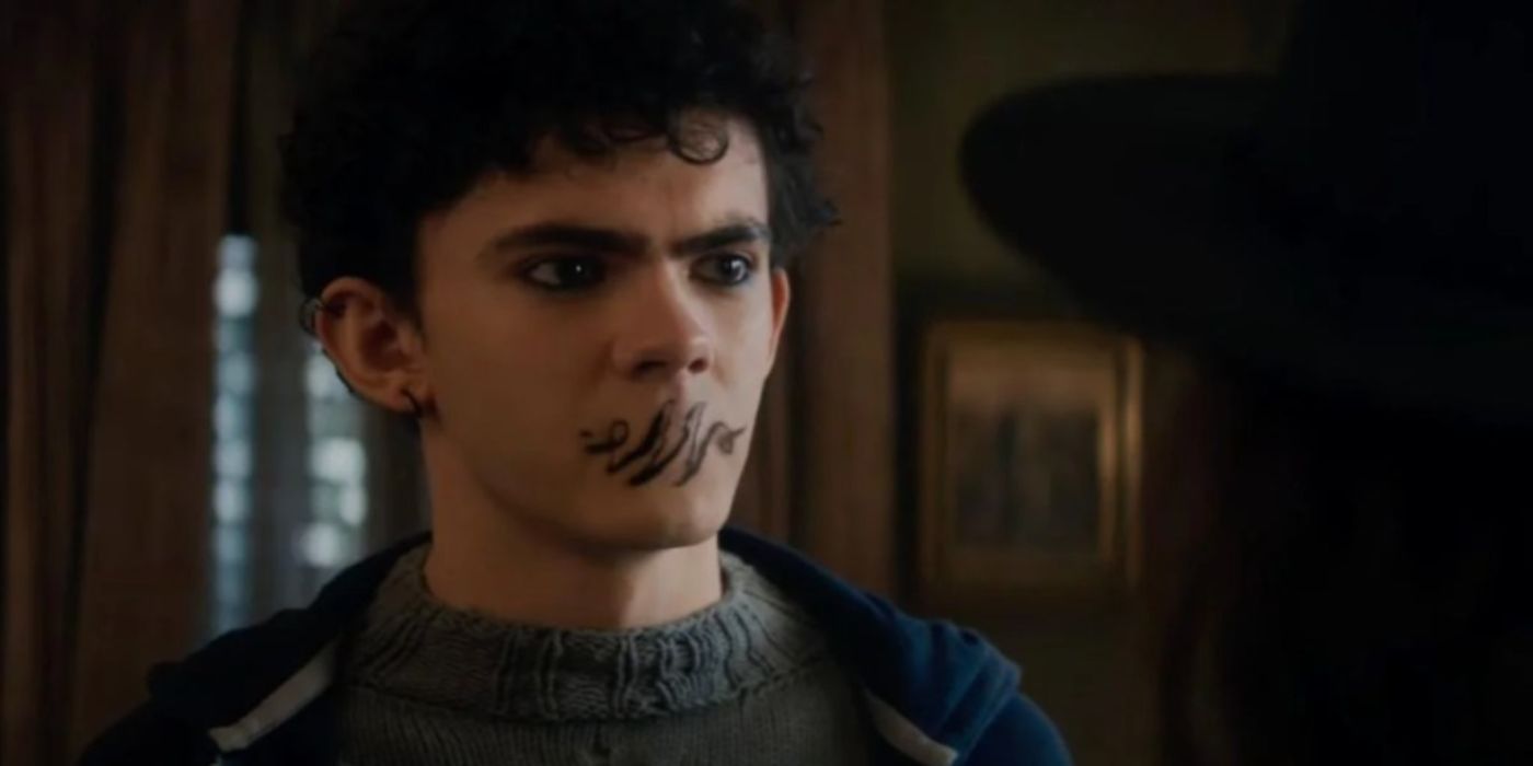 Joe Locke dans le rôle d'un adolescent dans Agatha All Along avec un symbole sur la bouche dans l'épisode 2