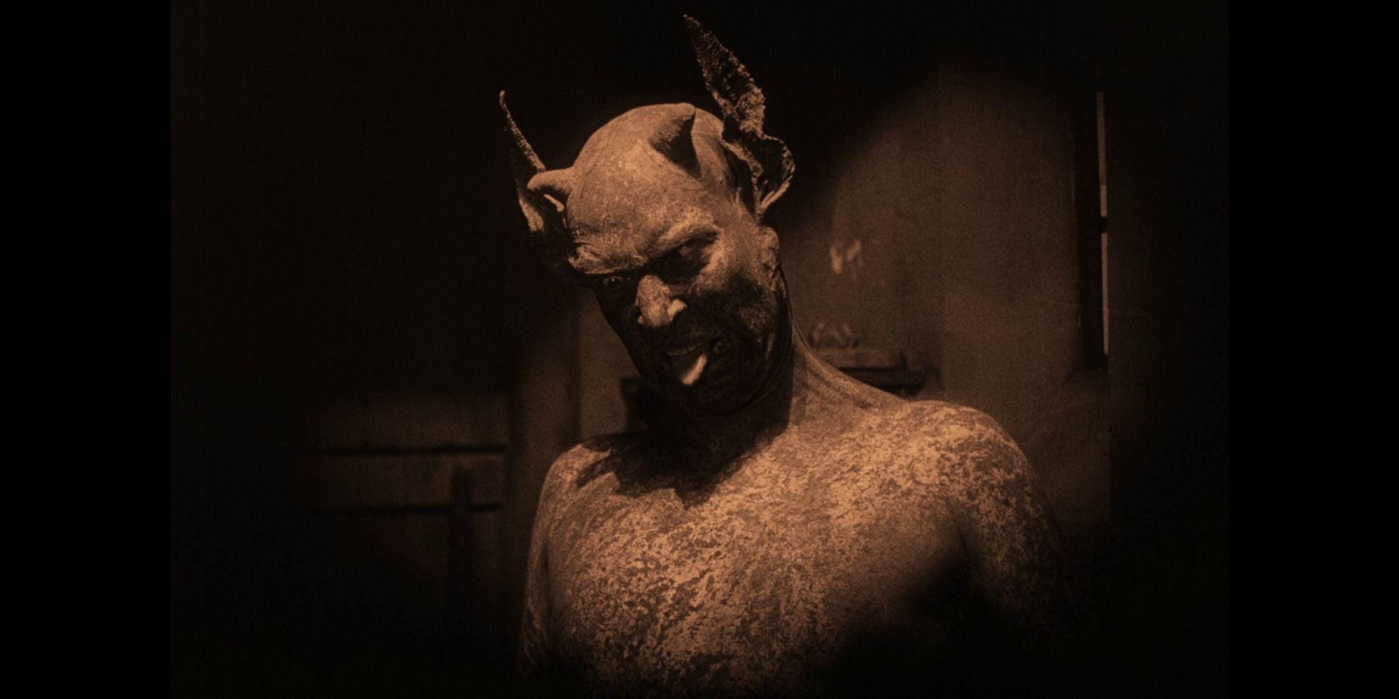Une statue en pierre d'un diable dans le film Haxan : La sorcellerie à travers les âges