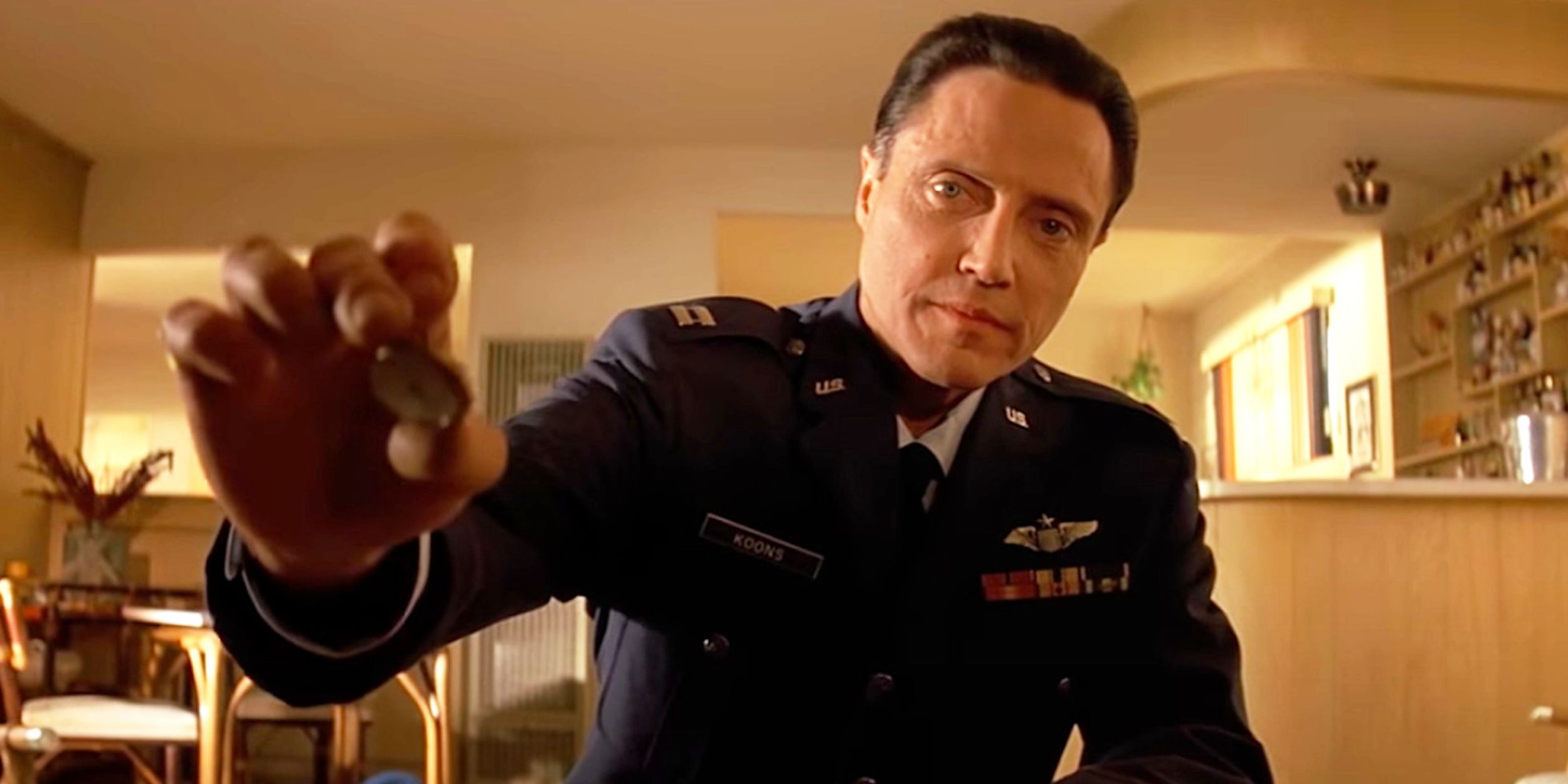 Le capitaine Koons offrant une montre à la caméra dans Pulp Fiction