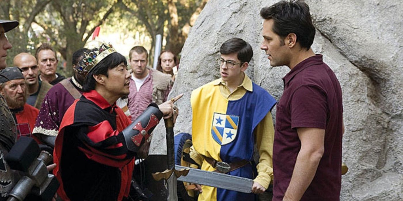 Paul Rudd et Ken Jeong dans Role Models discutant devant un rocher.