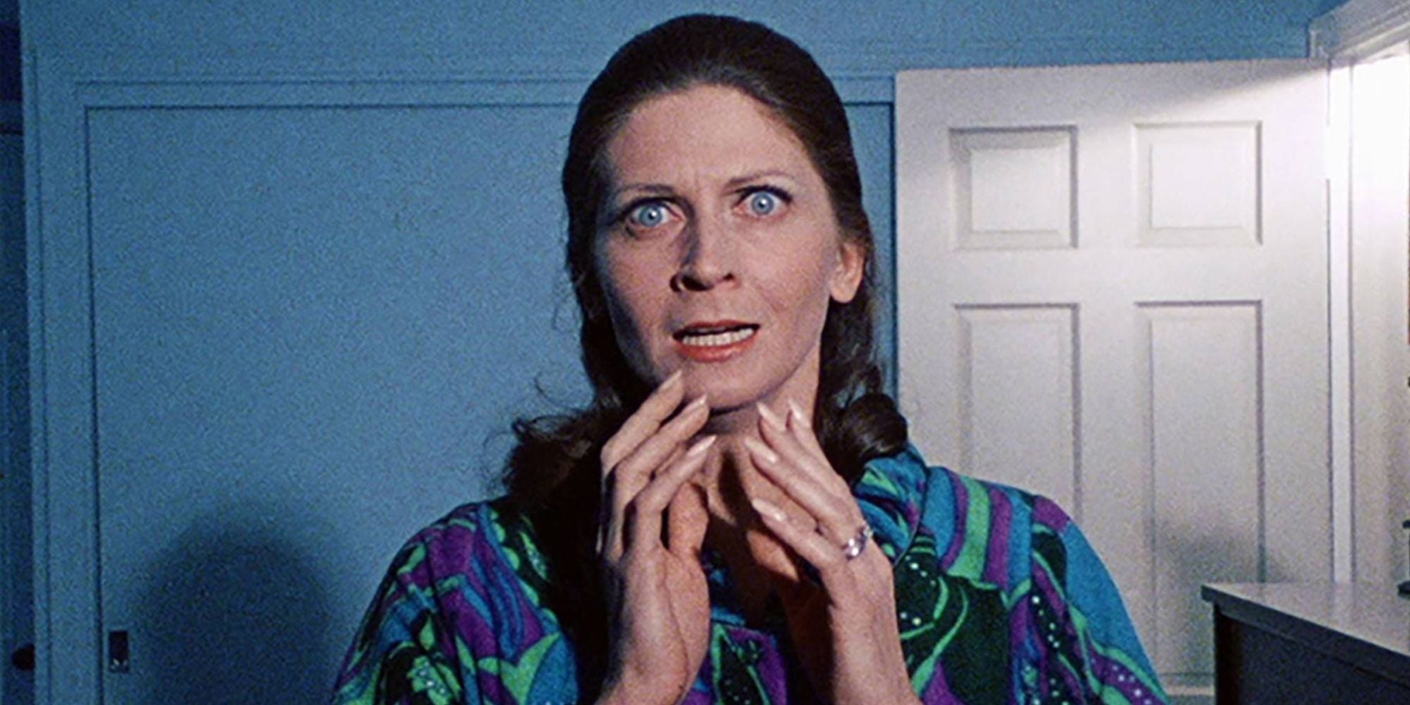 Jan White porte ses mains à son visage avec horreur dans Season of the Witch de George Romero