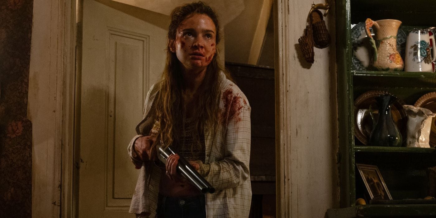 Aisling Franciosi tenant un fusil de chasse dans Speak No Evil.