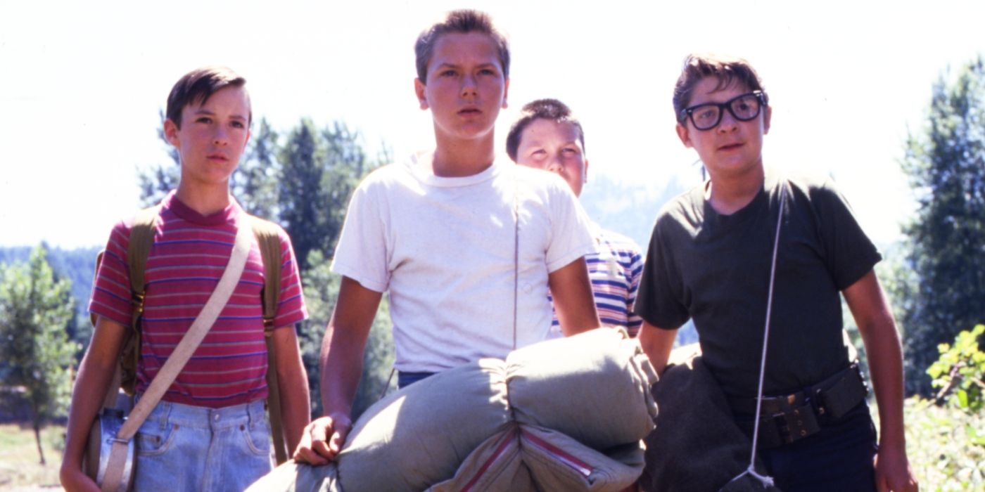 Gordie, Teddy, Vern et Chris regardent au loin dans Stand by Me