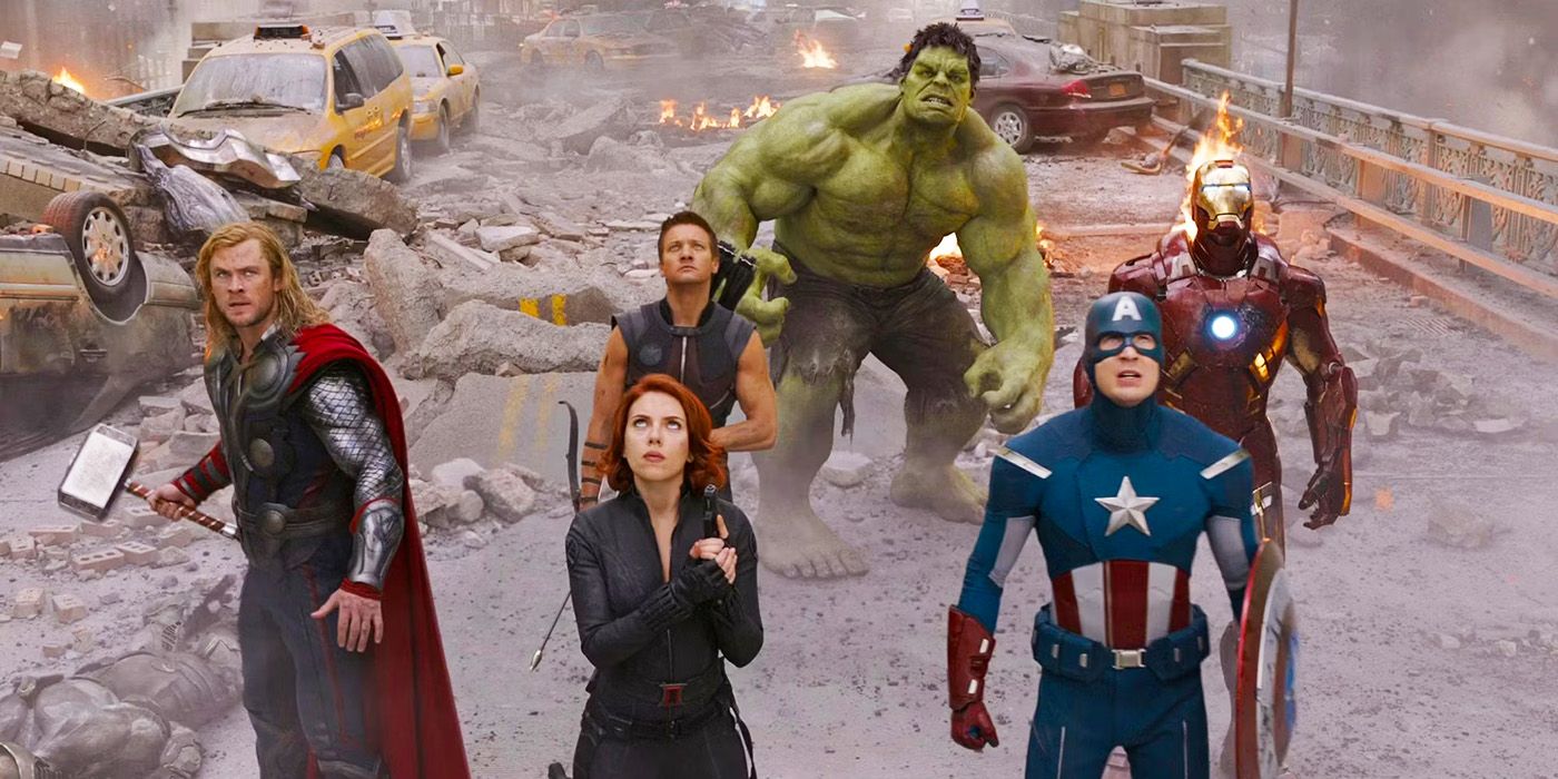 Les Avengers debout dans la rue et regardant vers le haut dans The Avengers