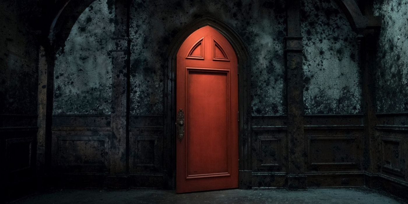 Un projecteur éclairant la porte de la salle rouge dans Haunting of Hill House.