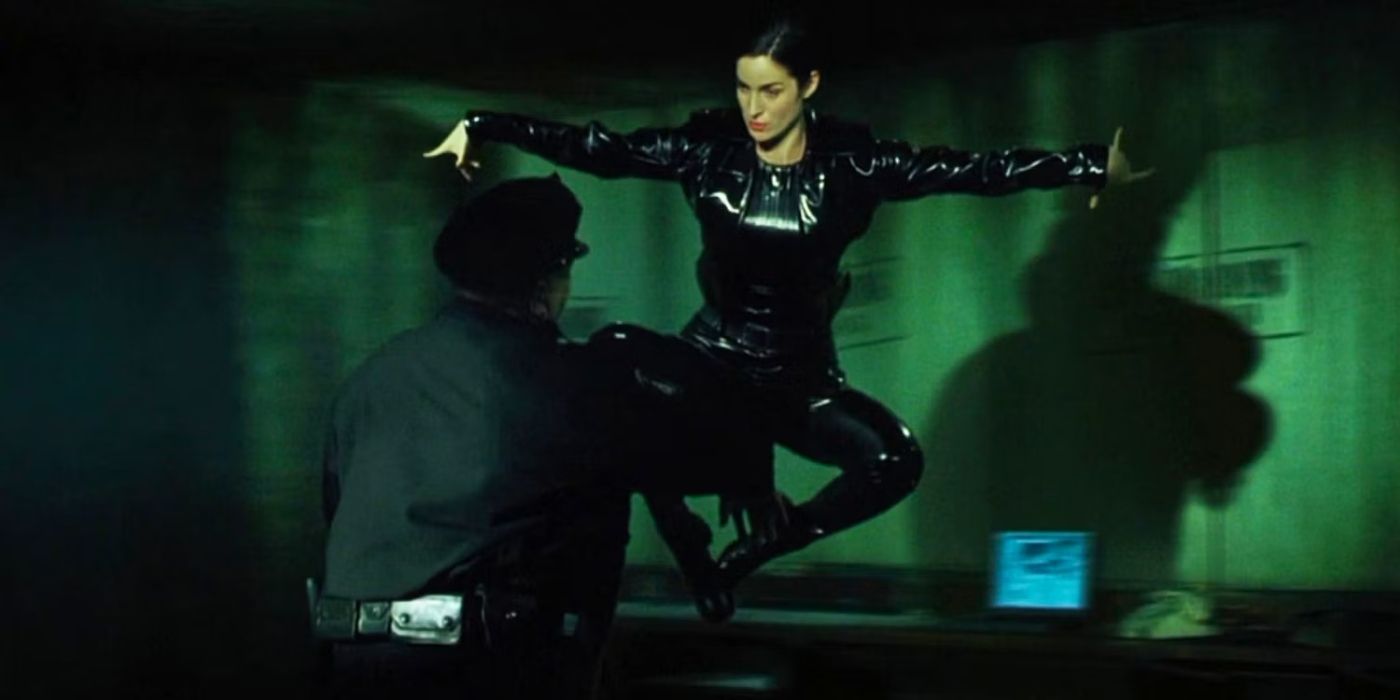 Carrie Anne Moss dans le rôle de Trinity donnant un coup de pied dans The Matrix