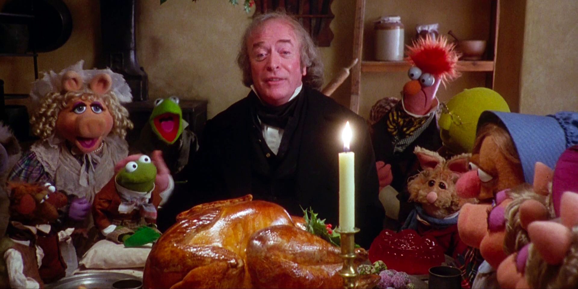 Michael Caine dans le rôle d'Ebenezer Scrooge et les Muppets se réunissent autour d'un dîner de Noël dans The Muppet Christmas Carol
