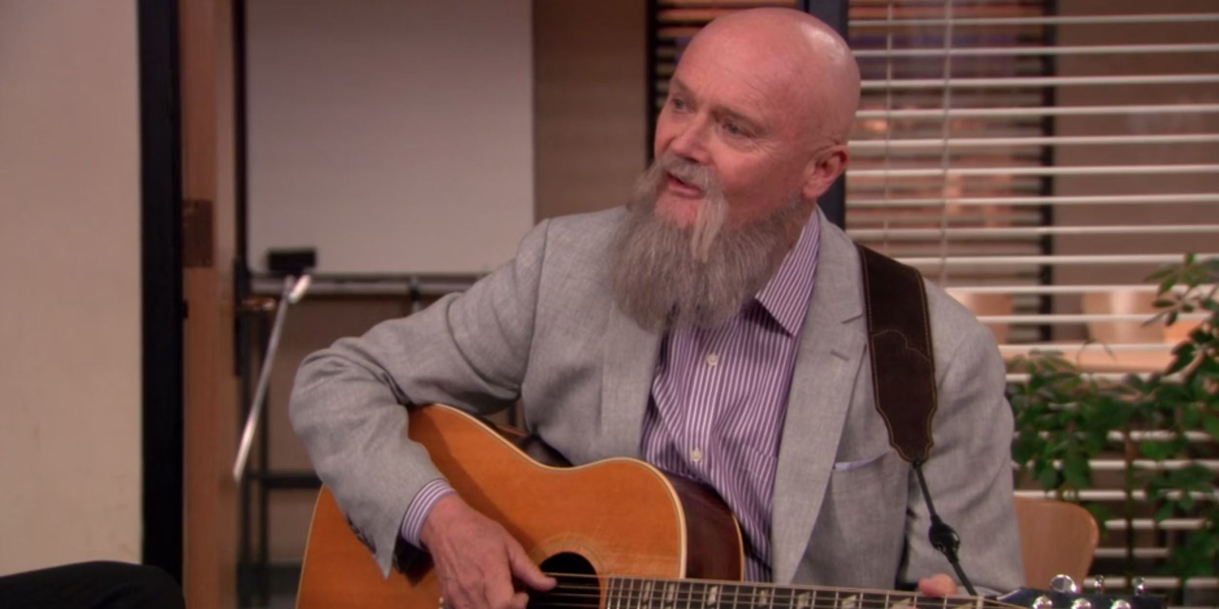 Creed (Creed Bratton) joue de la guitare dans la finale de The Office