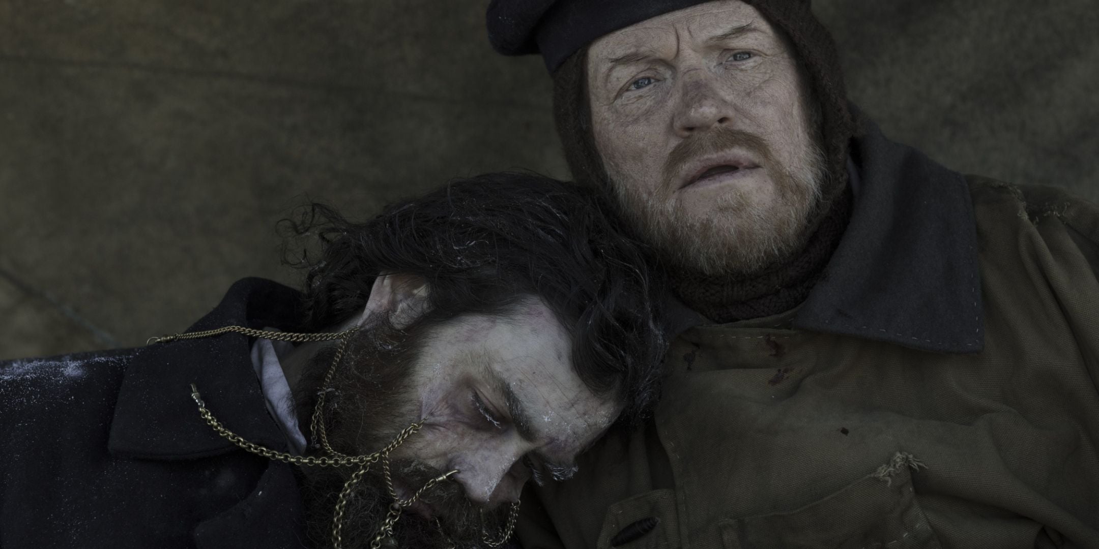 Jared Harris dans le rôle de Francis Crozier avec une personne décédée dans la saison 1 de The Terror