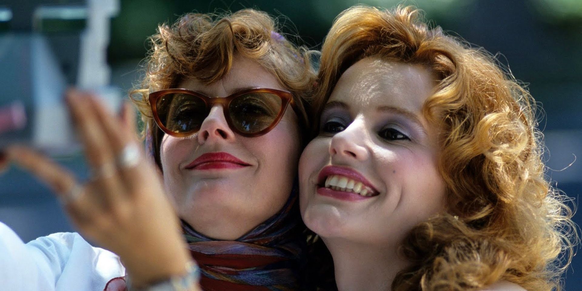 Louise et Thelma posant pour un selfie Polaroid et souriant dans « Thelma & Louise » (1991)