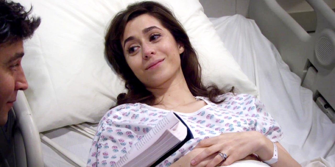 Tracy écoute Ted lui lire depuis un lit d'hôpital dans How I Met Your Mother.
